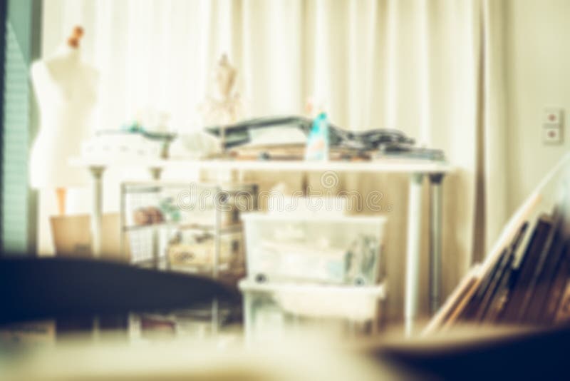 Suddighet av det moderna seminariet eller studion med attrappen, tabellen och olika hjälpmedel royaltyfri foto Suddighet av det moderna seminariet eller studion med attrappen, tabellen och olika hjälpmedel royaltyfri foto