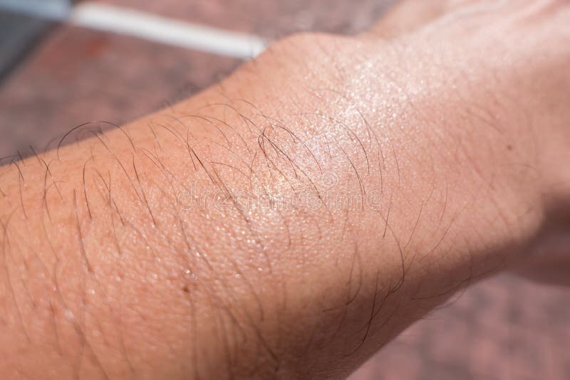 Sude el verano caliente del día del brazo del pelo del poro masculino de la piel imagen de archivo Sude el verano caliente del día del brazo del pelo del poro masculino de la piel imagen de archivo