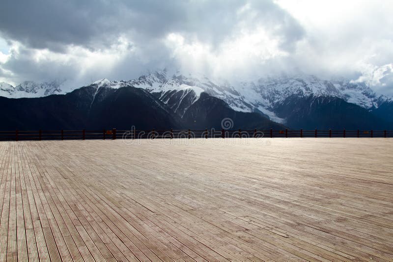 Suelo de madera con la montaña del fondo fotos de archivo libres de regalías Suelo de madera con la montaña del fondo fotos de archivo libres de regalías