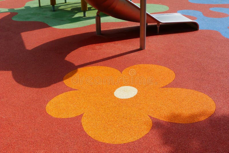 Suelo De Seguridad De Caucho Acolchado Colorido En El Patio De Recreo Con  Un Patrón De Flores Naranja Foto de archivo - Imagen de completado, azul:  186294578