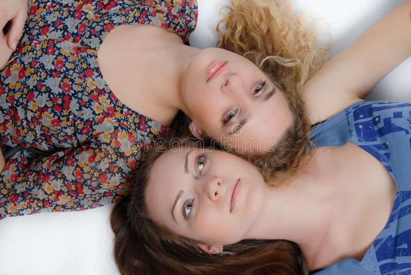 Sueño de dos chicas jóvenes imagen de archivo Sueño de dos chicas jóvenes imagen de archivo
