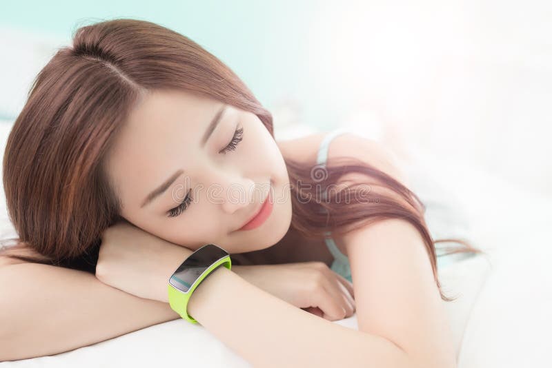 Sueño de la mujer con el reloj elegante fotos de archivo libres de regalías Sueño de la mujer con el reloj elegante fotos de archivo libres de regalías