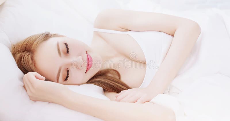 Sueño de la mujer en la cama fotografía de archivo Sueño de la mujer en la cama fotografía de archivo