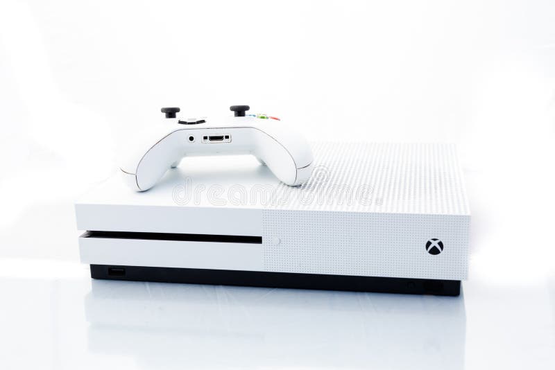 Khám phá chiếc máy chơi game Xbox One S Gaming Console thông qua hình ảnh tại Suffolk, UK. Được trang bị tối đa về hiệu suất và đồ hoạ, chiếc máy đem đến cho bạn những trải nghiệm chơi game tuyệt vời nhất. Cùng trở thành người chơi thông thái nhất trên chiếc console này.