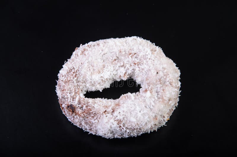 Sugar Ring Donut op een zwarte Achtergrond stock afbeelding Sugar Ring Donut op een zwarte Achtergrond stock afbeelding