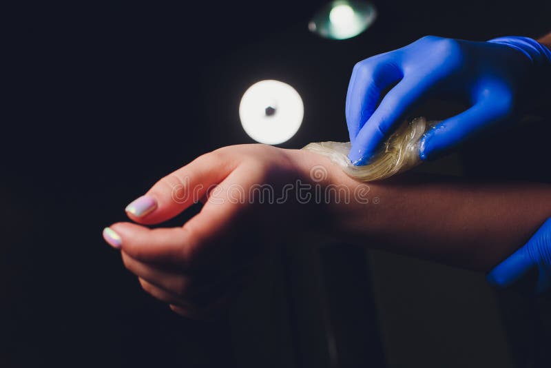 sugaring Het concept van de schoonheid Het jonge mooie meisje met donker haar krijgt de procedure voor de vloeibare suiker van de royalty-vrije stock fotografie sugaring Het concept van de schoonheid Het jonge mooie meisje met donker haar krijgt de procedure voor de vloeibare suiker van de royalty-vrije stock fotografie