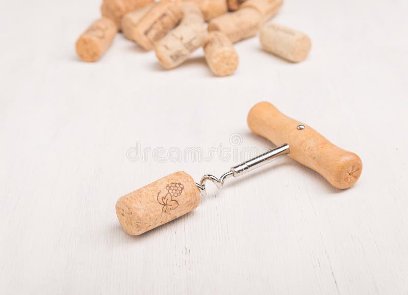 Sughero del vino con una cavaturaccioli immagini stock Sughero del vino con una cavaturaccioli immagini stock