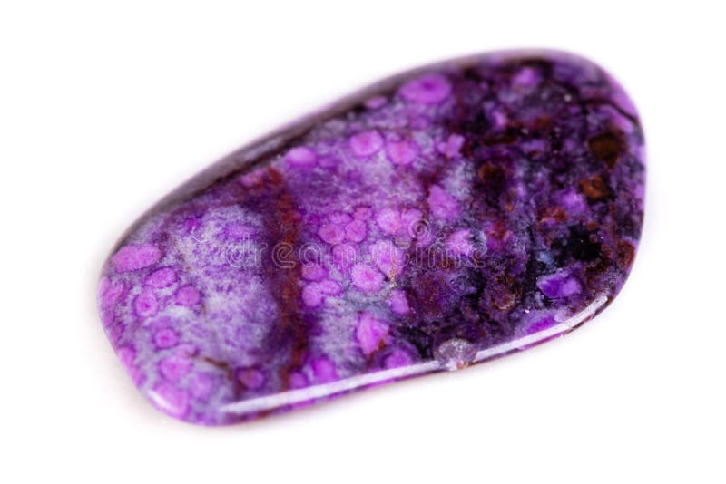 Sugilite de piedra mineral macro en el fondo blanco fotos de archivo libres de regalías