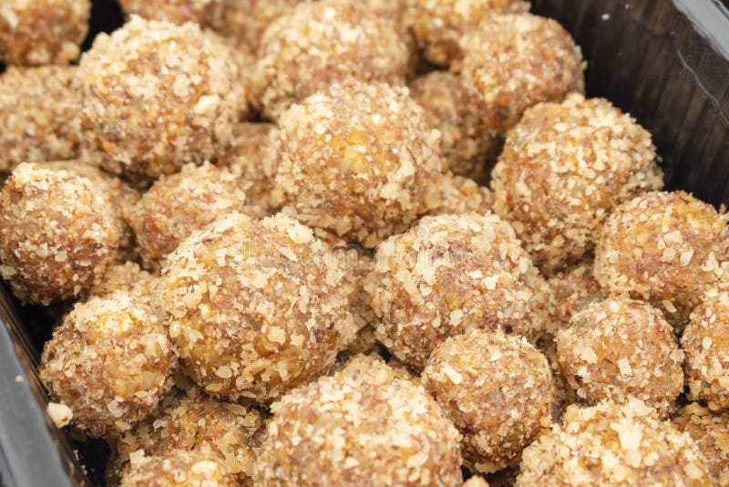 Suikergoed in de vorm van ballen van gedroogd fruit met noten ecosnoepjes Vegetarisme en ruw voedseldieet royalty-vrije stock afbeeldingen Suikergoed in de vorm van ballen van gedroogd fruit met noten ecosnoepjes Vegetarisme en ruw voedseldieet royalty-vrije stock afbeeldingen