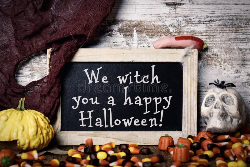 Suikergoed en tekst beheksen wij u gelukkig Halloween royalty-vrije stock foto's Suikergoed en tekst beheksen wij u gelukkig Halloween royalty-vrije stock foto's
