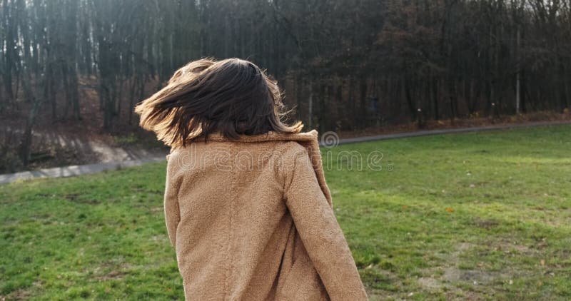 Suivez-moi, jeune fille heureuse qui fume et demandez-vous de la suivre au parc d'automne Une jeune femme attractive court et banque de vidéos