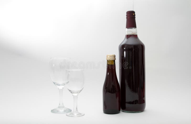 Sujet d'image du sabbat, un jour sacré aux personnes juives Remettez la tasse de versement de vin de sanctification, et des bougi images libres de droits Sujet d'image du sabbat, un jour sacré aux personnes juives Remettez la tasse de versement de vin de sanctification, et des bougi images libres de droits