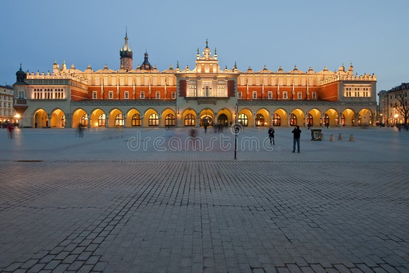 Sukiennice sul quadrato principale di Cracovia alla notte immagine stock libera da diritti Sukiennice sul quadrato principale di Cracovia alla notte immagine stock libera da diritti