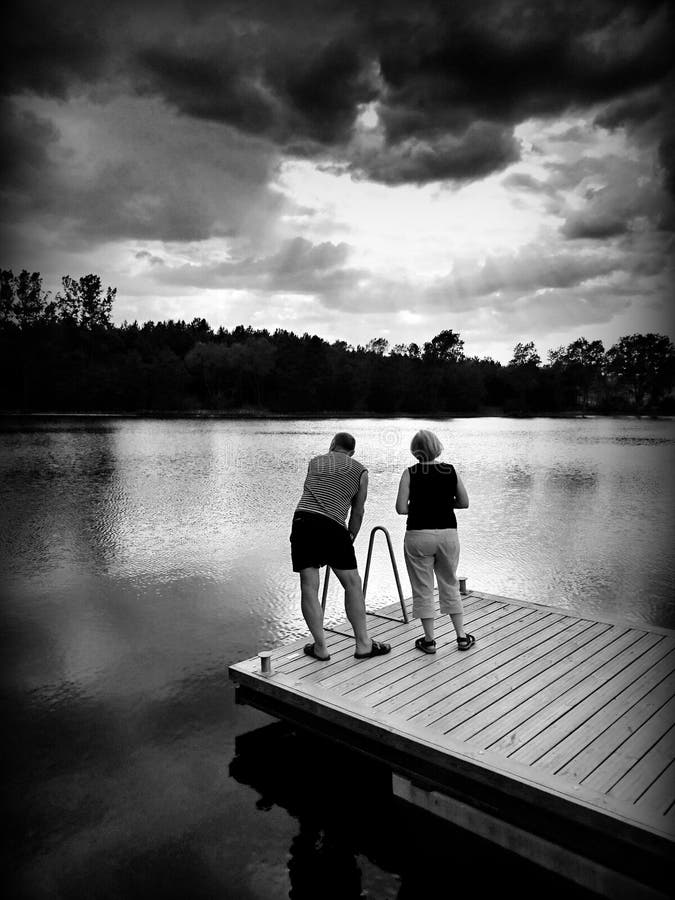 Sul lago Sguardo artistico in bianco e nero immagine stock Sul lago Sguardo artistico in bianco e nero immagine stock