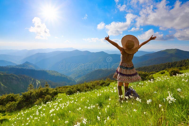 Sul prato inglese in montagne abbellisce la ragazza dei pantaloni a vita bassa in vestito, calze ed il cappello di paglia resta g immagine stock libera da diritti Sul prato inglese in montagne abbellisce la ragazza dei pantaloni a vita bassa in vestito, calze ed il cappello di paglia resta g immagine stock libera da diritti