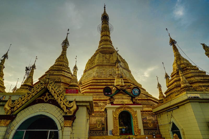 Sule Pagoda Paya i Yangon Myanmar arkivbild Sule Pagoda Paya i Yangon Myanmar arkivbild