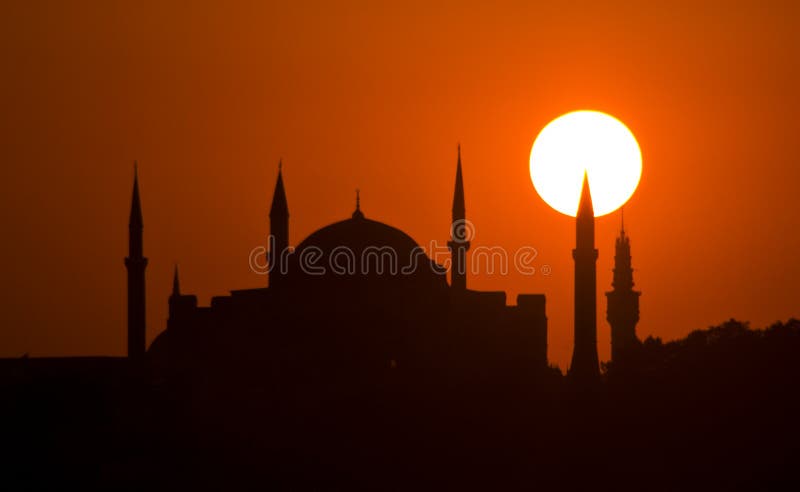 Silhouette della moschea di Solimano, al tramonto, a Istanbul, in Turchia.