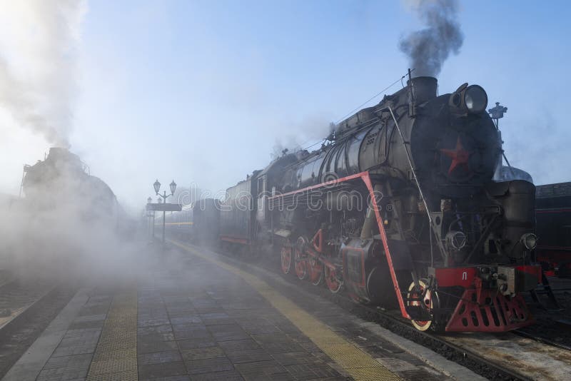 SORTAVALA RUSSIA OTTOBRE 2024 : Sulla piattaforma della stazione di Sortavala, una mattina di ottobre. Karelia