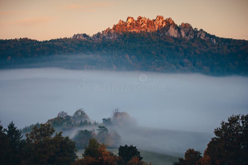 Sulovské skály v podzimní mlze, krásná přírodní scenérie, Slovensko