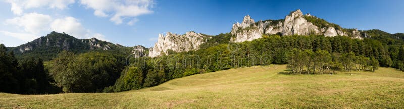 Súľovské skály, přírodní rezervace na Slovensku, panorama se skalami a loukou