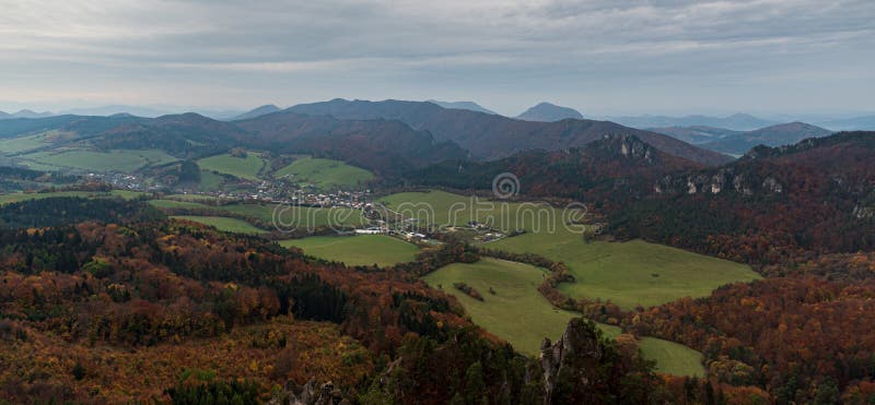 Obec Sulov s kopci na Slovensku