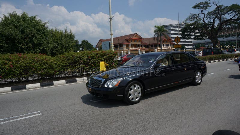 Sultan Perak Sultan Nazrin partant de Bangunan Dewan Darul Ridzuan photos stock Sultan Perak Sultan Nazrin partant de Bangunan Dewan Darul Ridzuan photos stock