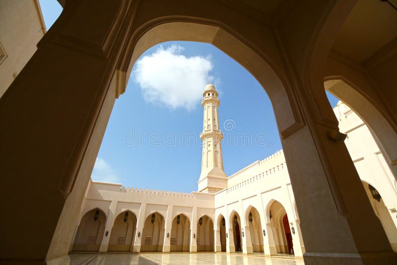 Sultan Qaboos Mosque Salalah Oman Conclusão em 2009 Pátio aberto bonito fotografia de stock royalty free Sultan Qaboos Mosque Salalah Oman Conclusão em 2009 Pátio aberto bonito fotografia de stock royalty free