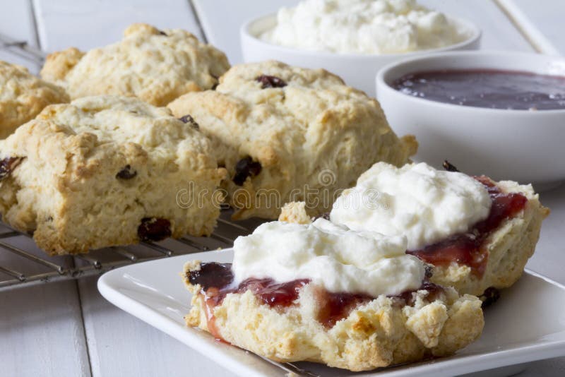 Sultanine-Scones Mit Stau Und Creme Und Tee Stockbild - Bild von milch ...