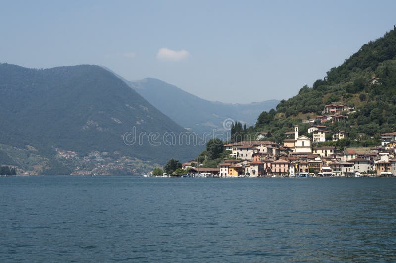 Sulzano liten by på sjön Iseo i landskapet av Brescia, i Lombardy, Italien royaltyfria foton Sulzano liten by på sjön Iseo i landskapet av Brescia, i Lombardy, Italien royaltyfria foton