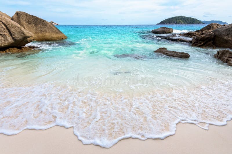 Krásna príroda modrého mora a piesku, biele vlny na malej pláži medzi skalami počas leta na Koh Miang ostrove Mu Ko Similan Národný Park, Phang Nga provincie, Thajsko.