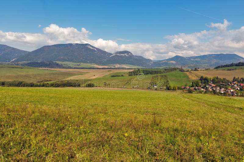 Krajina letních kopců s vesnicí Beňušovce na Slovensku.