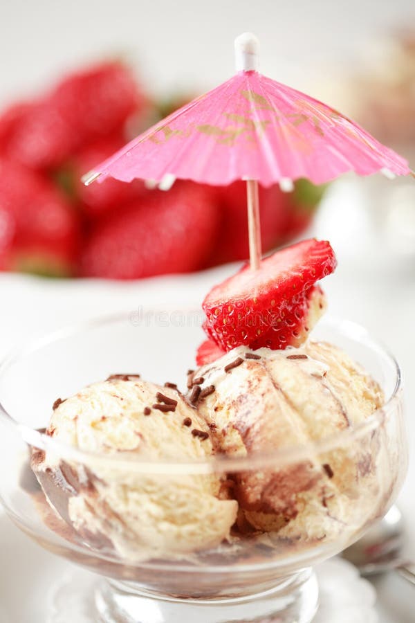 Delizioso gelato con fragole per il caldo estivo.