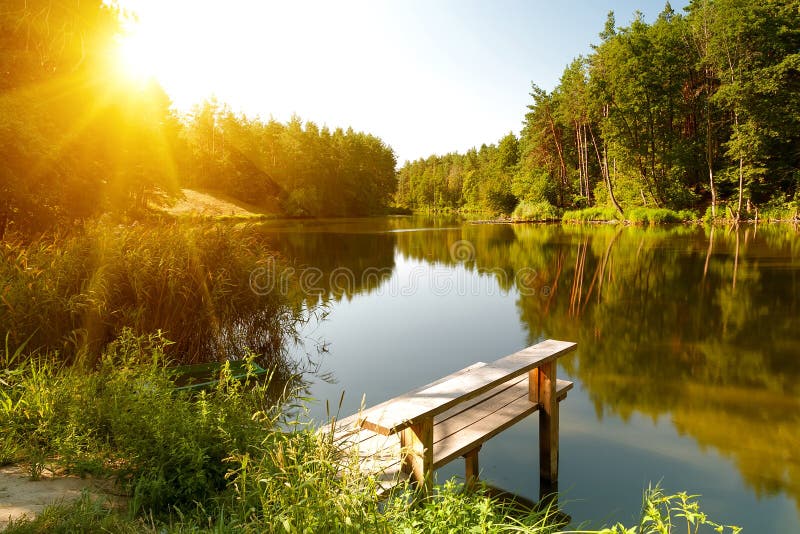 Letní krajina s lesy, jezera a slunečnímu záření.