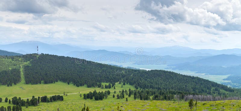 Panoráma hôr v Altai za letného jasného dňa.