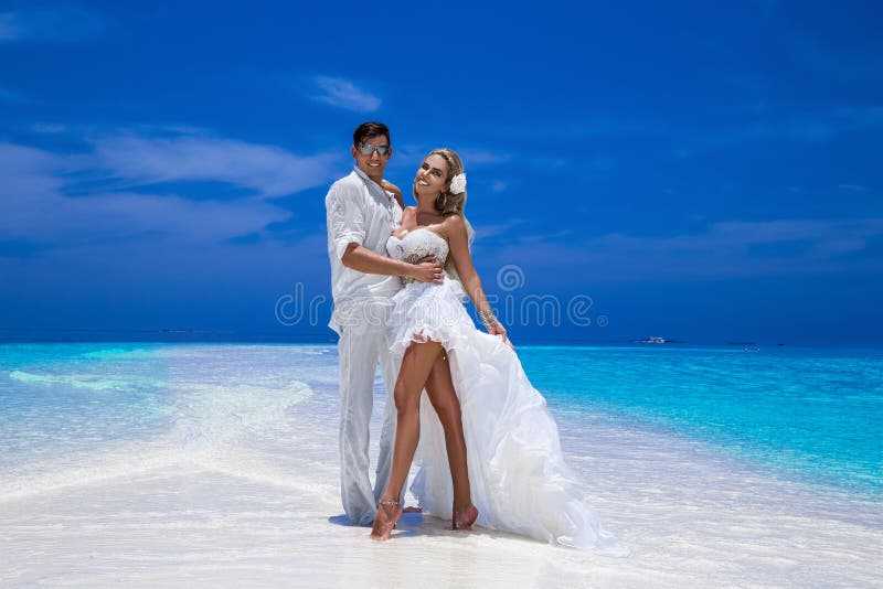 Update more than 101 beach couple dress best
