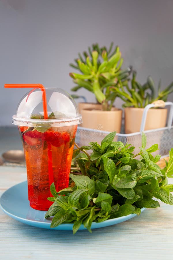 https://thumbs.dreamstime.com/b/summer-mint-strawberry-refreshing-cocktail-mojito-ice-plastic-glass-straw-carbonated-mineral-water-glass-drinks-276497775.jpg