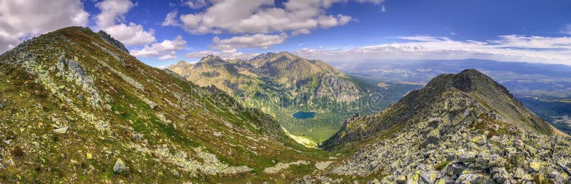 Letná horská krajina na panoramatickej fotografii.