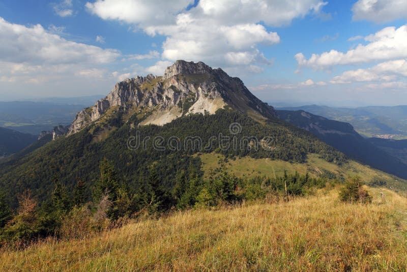 Letní horská krajina s vrcholem Rozsutec