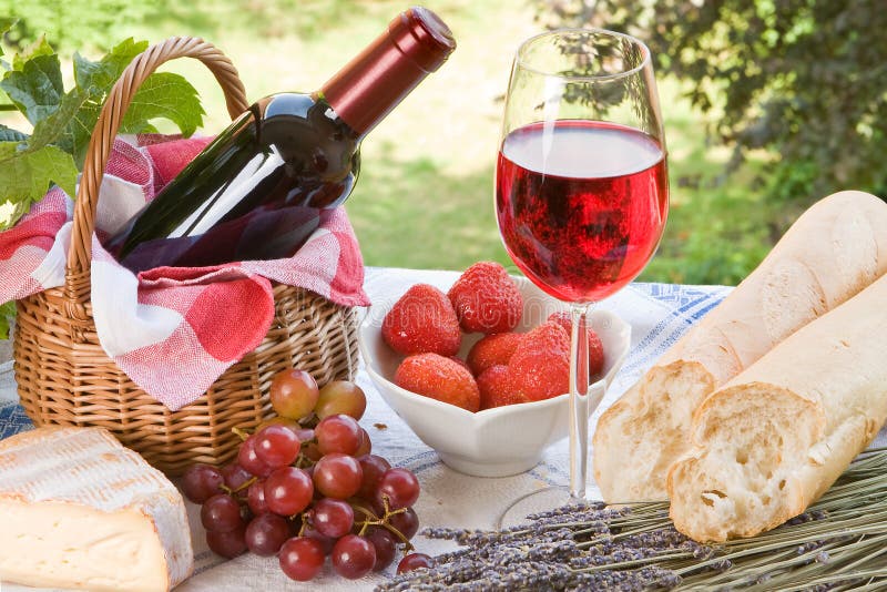 Romantico picnic con vino, pane e formaggio.