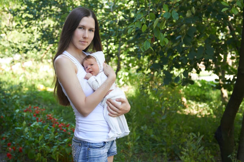 Estate ritratto di una giovane madre con un bambino appena nato.