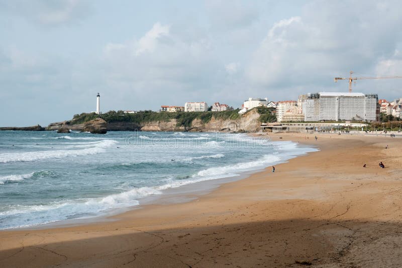 Beach, ocean and city views of Biarritz, France. Summer quay of the Atlantic Ocean of the French city of Biarritz with beaches and blue sky stock photography Beach, ocean and city views of Biarritz, France. Summer quay of the Atlantic Ocean of the French city of Biarritz with beaches and blue sky stock photography