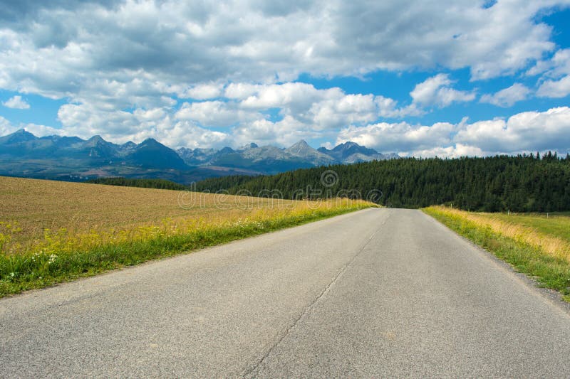 Letní scénický výhled na hory a silnici