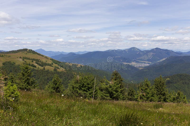 Letné slovenské pohorie Veľká Fatra, Veľká Fatra, vrchy Nová Hoľa 1361 m a Zvolen 1403 m, pohľady z nich, Slovensko