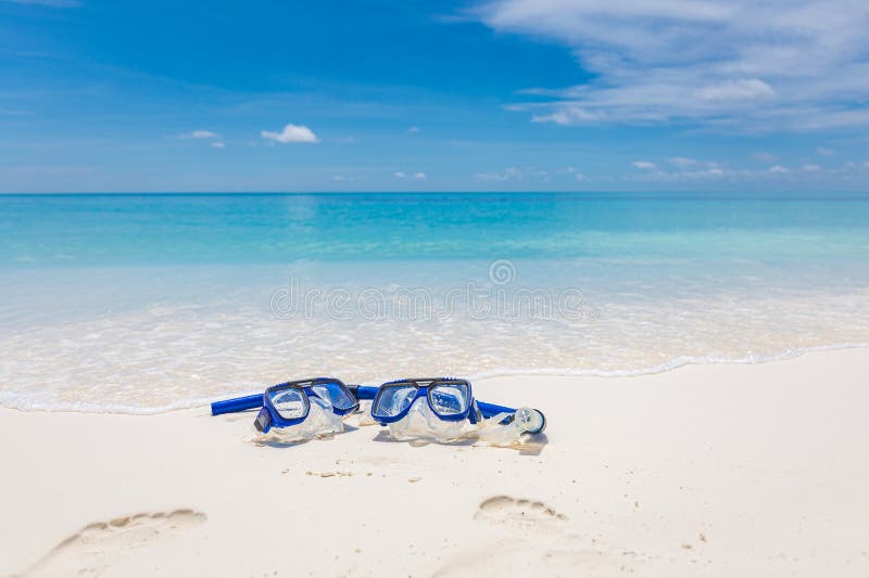 Estate Spiaggia scenario boccaglio attrezzatura, occhiali sul morbido sabbia pace onde schizzi.