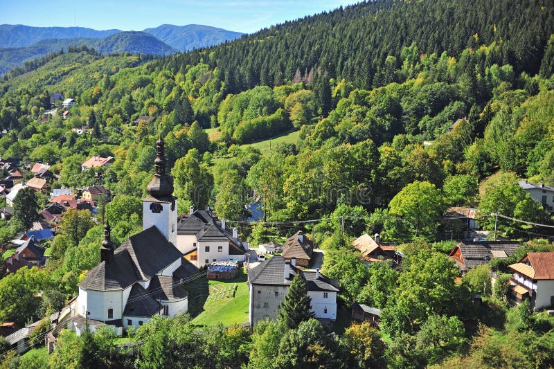 Letný pohľad na obec Špania dolina na Slovensku