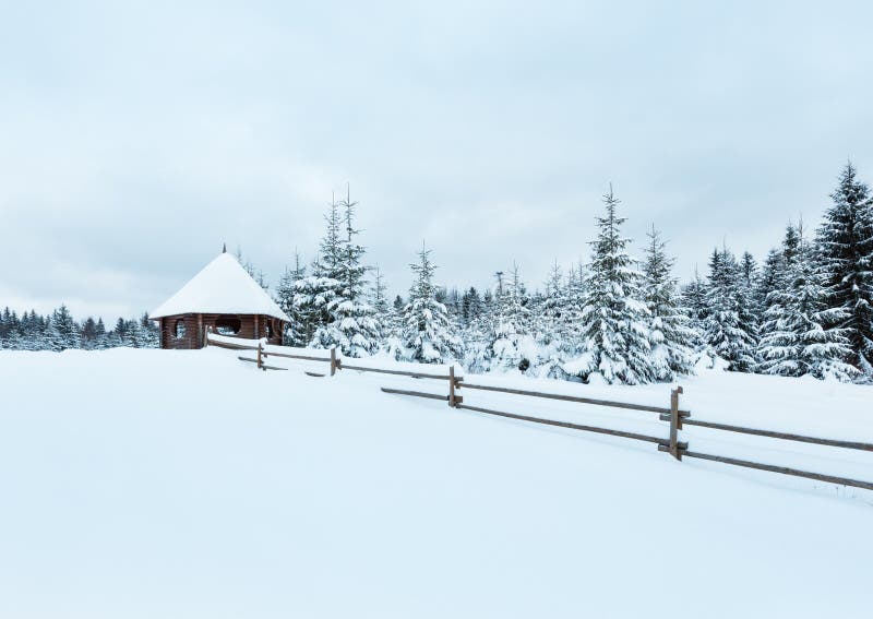 Summerhouse de madeira na parte superior do monte do inverno. foto de stock Summerhouse de madeira na parte superior do monte do inverno. foto de stock