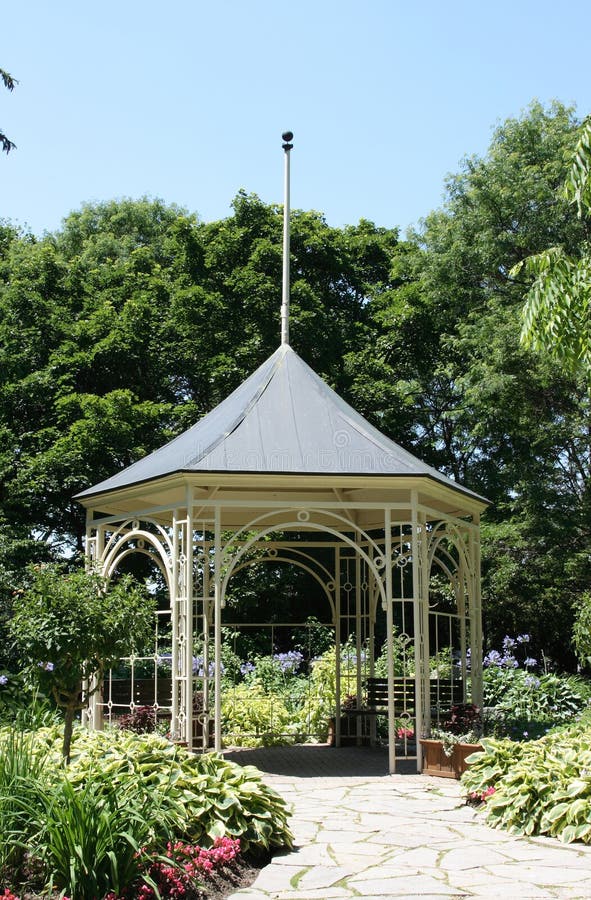 Summerhouse no jardim de Shakespeare em Stratford foto de stock Summerhouse no jardim de Shakespeare em Stratford foto de stock