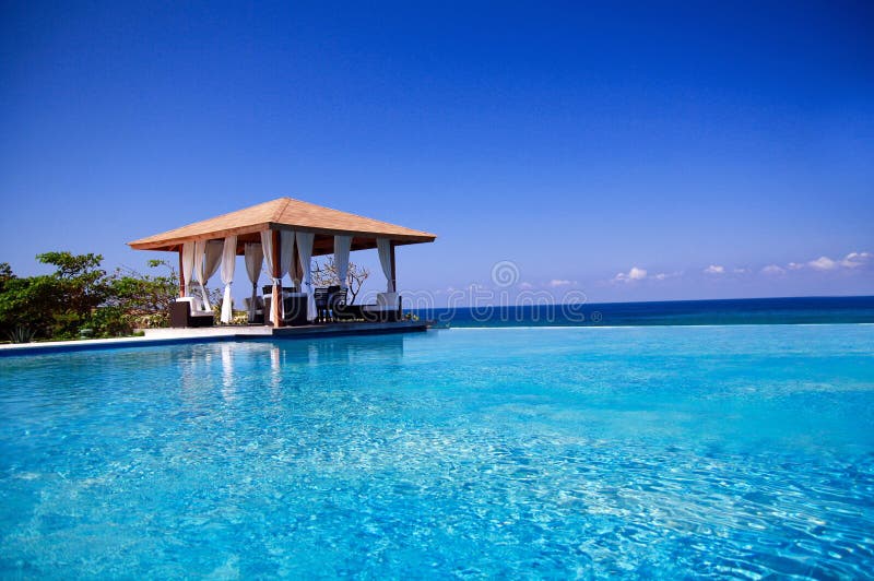 Summerhouse with swimming pool near Atlantic ocean