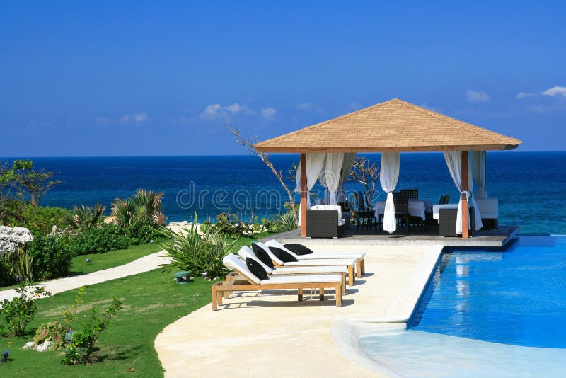 Summerhouse with swimming pool near ocean