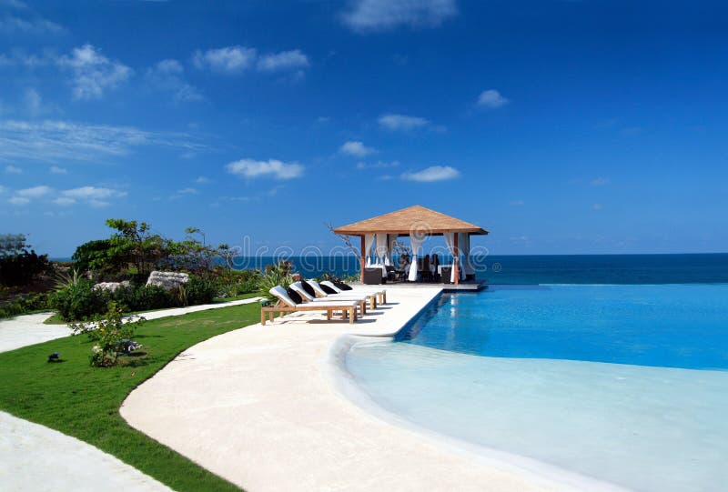 Summerhouse with swimming pool near ocean